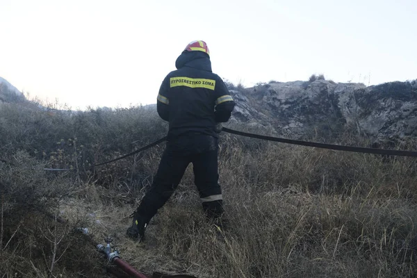Hasiči Dobrovolníci Pracují Hašení Požáru Vesnici Kamari Ostrově Santorini Řecku — Stock fotografie