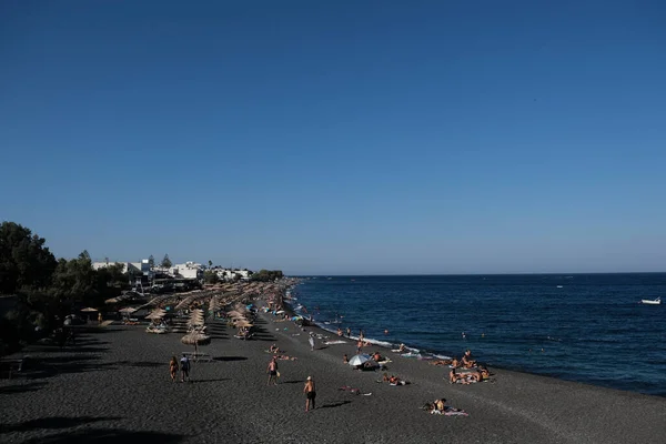 Lidé Relaxující Pláži Kamari Beach Santorini Řecko Srpna 2020 — Stock fotografie