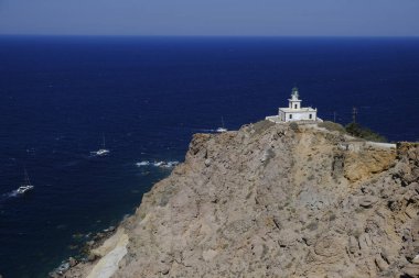 18 Ağustos 2020 'de Yunanistan' ın Santorini adasındaki bir 19. yüzyıl deniz feneri olan Akrotiri Deniz Feneri 'nin dış görünüşü