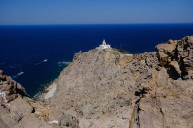 18 Ağustos 2020 'de Yunanistan' ın Santorini adasındaki bir 19. yüzyıl deniz feneri olan Akrotiri Deniz Feneri 'nin dış görünüşü