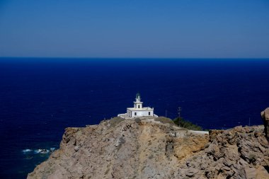 18 Ağustos 2020 'de Yunanistan' ın Santorini adasındaki bir 19. yüzyıl deniz feneri olan Akrotiri Deniz Feneri 'nin dış görünüşü