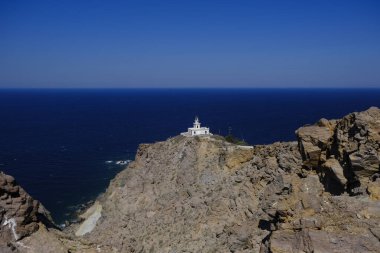 18 Ağustos 2020 'de Yunanistan' ın Santorini adasındaki bir 19. yüzyıl deniz feneri olan Akrotiri Deniz Feneri 'nin dış görünüşü