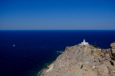 18 Ağustos 2020 'de Yunanistan' ın Santorini adasındaki bir 19. yüzyıl deniz feneri olan Akrotiri Deniz Feneri 'nin dış görünüşü