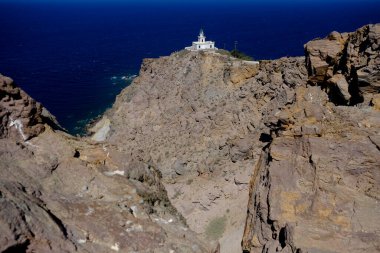 18 Ağustos 2020 'de Yunanistan' ın Santorini adasındaki bir 19. yüzyıl deniz feneri olan Akrotiri Deniz Feneri 'nin dış görünüşü