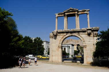 5 Ağustos 2020 'de Atina, Yunanistan' daki Hadrian Kemeri. Hadrian Kemeri, Roma zafer kemerine benzeyen anıtsal bir geçittir..