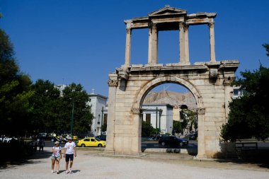 5 Ağustos 2020 'de Atina, Yunanistan' daki Hadrian Kemeri. Hadrian Kemeri, Roma zafer kemerine benzeyen anıtsal bir geçittir..