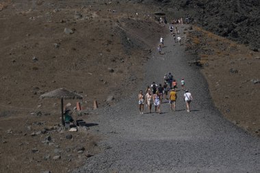 Yunanistan 'daki Nea Kameni Volkanik Parkı' nda 16 Ağustos 2020 'de insanlar yürüyor