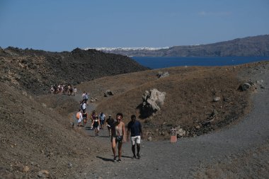 Yunanistan 'daki Nea Kameni Volkanik Parkı' nda 16 Ağustos 2020 'de insanlar yürüyor