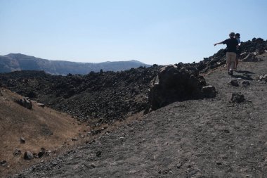 Yunanistan 'daki Nea Kameni Volkanik Parkı' nda 16 Ağustos 2020 'de insanlar yürüyor