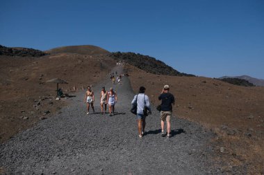 Yunanistan 'daki Nea Kameni Volkanik Parkı' nda 16 Ağustos 2020 'de insanlar yürüyor