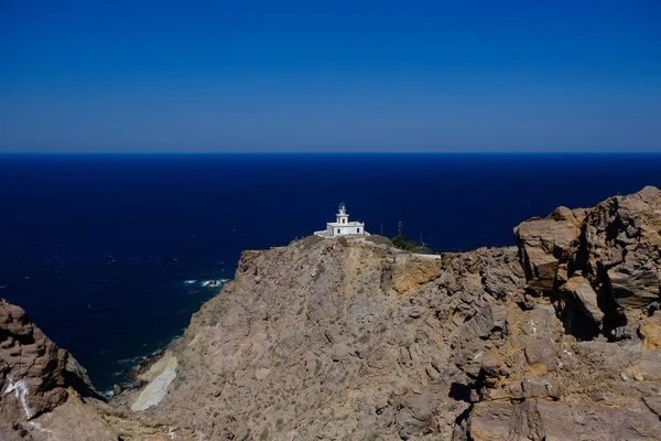 18 Ağustos 2020 'de Yunanistan' ın Santorini adasındaki bir 19. yüzyıl deniz feneri olan Akrotiri Deniz Feneri 'nin dış görünüşü