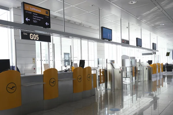 Fast Leeres Terminal Während Des Coronavirus Corona Virus Covid Flughafen — Stockfoto