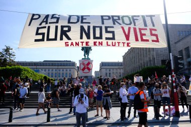 Belçika, Brüksel 'de 13 Eylül 2020' de düzenlenen bir Sağlık Bölgesi protestosu sırasında yüz maskesi takan insanlar pankart taşıyorlar..