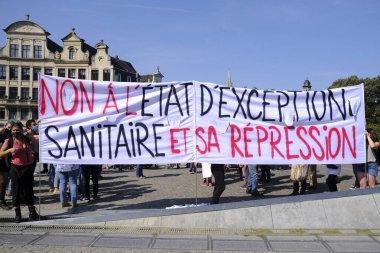 Belçika, Brüksel 'de 13 Eylül 2020' de düzenlenen bir Sağlık Bölgesi protestosu sırasında yüz maskesi takan insanlar pankart taşıyorlar..