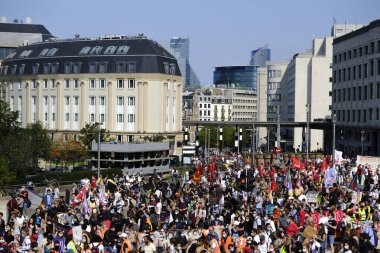 Belçika, Brüksel 'de 13 Eylül 2020' de düzenlenen bir Sağlık Bölgesi protestosu sırasında yüz maskesi takan insanlar pankart taşıyorlar..