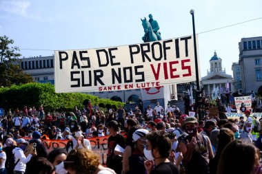 Belçika, Brüksel 'de 13 Eylül 2020' de düzenlenen bir Sağlık Bölgesi protestosu sırasında yüz maskesi takan insanlar pankart taşıyorlar..