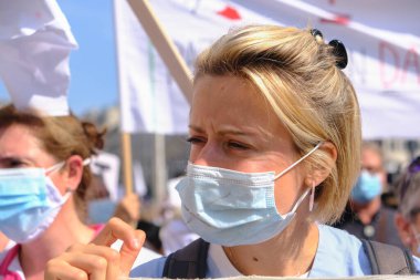 Belçika, Brüksel 'de 13 Eylül 2020' de düzenlenen bir Sağlık Bölgesi protestosu sırasında yüz maskesi takan insanlar pankart taşıyorlar..