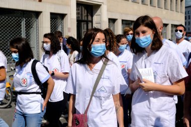 Belçika, Brüksel 'de 13 Eylül 2020' de düzenlenen bir Sağlık Bölgesi protestosu sırasında yüz maskesi takan insanlar pankart taşıyorlar..