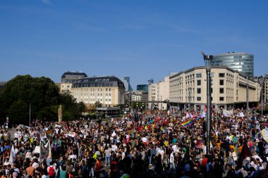 Belçika, Brüksel 'de 13 Eylül 2020' de düzenlenen bir Sağlık Bölgesi protestosu sırasında yüz maskesi takan insanlar pankart taşıyorlar..