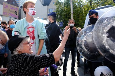 Belçika 'nın Brüksel kentinde 13 Eylül 2020 tarihli Coronavirus hastalığı (COVID-19) salgını sırasında Belçika halk sağlığı çalışanları tarafından düzenlenen yürüyüşe göstericiler de katıldı..