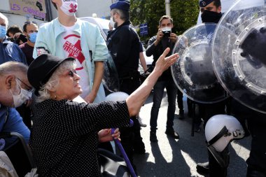 Belçika 'nın Brüksel kentinde 13 Eylül 2020 tarihli Coronavirus hastalığı (COVID-19) salgını sırasında Belçika halk sağlığı çalışanları tarafından düzenlenen yürüyüşe göstericiler de katıldı..