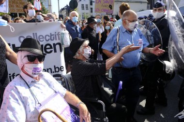 Belçika 'nın Brüksel kentinde 13 Eylül 2020 tarihli Coronavirus hastalığı (COVID-19) salgını sırasında Belçika halk sağlığı çalışanları tarafından düzenlenen yürüyüşe göstericiler de katıldı..