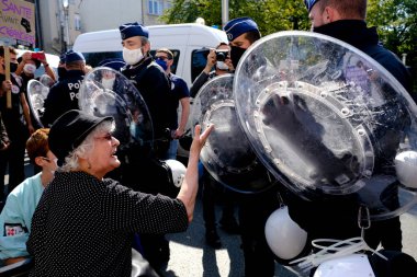Belçika 'nın Brüksel kentinde 13 Eylül 2020 tarihli Coronavirus hastalığı (COVID-19) salgını sırasında Belçika halk sağlığı çalışanları tarafından düzenlenen yürüyüşe göstericiler de katıldı..