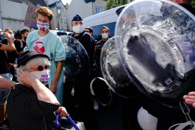 Belçika 'nın Brüksel kentinde 13 Eylül 2020 tarihli Coronavirus hastalığı (COVID-19) salgını sırasında Belçika halk sağlığı çalışanları tarafından düzenlenen yürüyüşe göstericiler de katıldı..