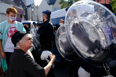Belçika 'nın Brüksel kentinde 13 Eylül 2020 tarihli Coronavirus hastalığı (COVID-19) salgını sırasında Belçika halk sağlığı çalışanları tarafından düzenlenen yürüyüşe göstericiler de katıldı..
