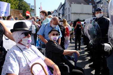 Belçika 'nın Brüksel kentinde 13 Eylül 2020 tarihli Coronavirus hastalığı (COVID-19) salgını sırasında Belçika halk sağlığı çalışanları tarafından düzenlenen yürüyüşe göstericiler de katıldı..