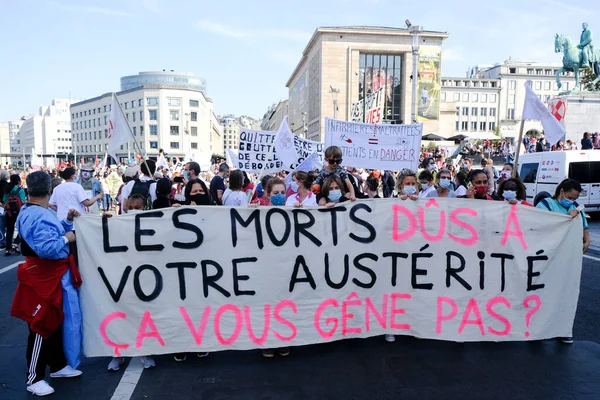 Belçika, Brüksel 'de 13 Eylül 2020' de düzenlenen bir Sağlık Bölgesi protestosu sırasında yüz maskesi takan insanlar pankart taşıyorlar..