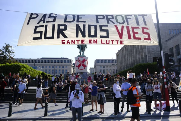Belçika, Brüksel 'de 13 Eylül 2020' de düzenlenen bir Sağlık Bölgesi protestosu sırasında yüz maskesi takan insanlar pankart taşıyorlar..