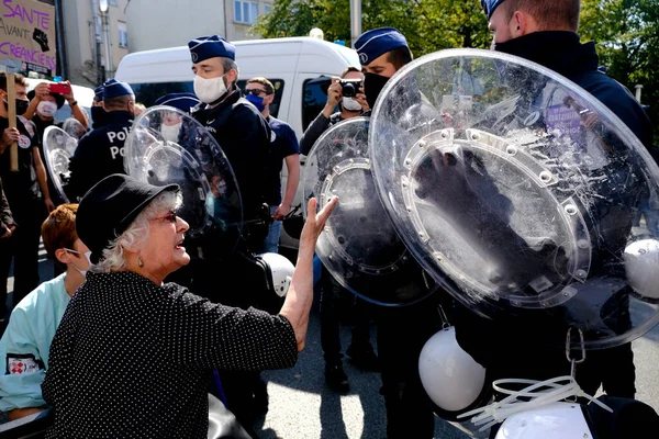 Belçika 'nın Brüksel kentinde 13 Eylül 2020 tarihli Coronavirus hastalığı (COVID-19) salgını sırasında Belçika halk sağlığı çalışanları tarafından düzenlenen yürüyüşe göstericiler de katıldı..