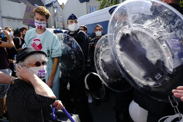 Belçika 'nın Brüksel kentinde 13 Eylül 2020 tarihli Coronavirus hastalığı (COVID-19) salgını sırasında Belçika halk sağlığı çalışanları tarafından düzenlenen yürüyüşe göstericiler de katıldı..