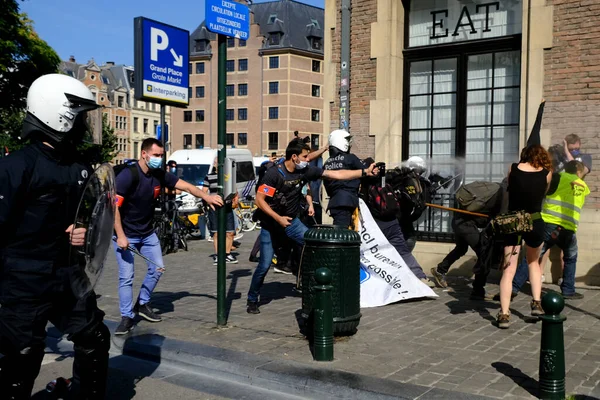 抗議者は 2020年9月13日にベルギーのブリュッセルで行われた保健セクター抗議行動中に警察と衝突する — ストック写真