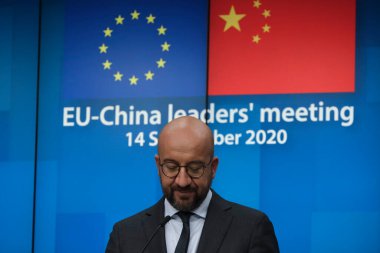 AB Komisyonu Başkanı Ursula von der Leyen ve AB Konseyi Başkanı Charles Michel, Çin Cumhurbaşkanı Xi Jinping ile 14 Eylül 2020 'de Brüksel, Belçika' da yaptıkları zirve sonrasında basın toplantısı düzenlediler..