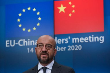 AB Komisyonu Başkanı Ursula von der Leyen ve AB Konseyi Başkanı Charles Michel, Çin Cumhurbaşkanı Xi Jinping ile 14 Eylül 2020 'de Brüksel, Belçika' da yaptıkları zirve sonrasında basın toplantısı düzenlediler..