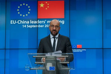 AB Komisyonu Başkanı Ursula von der Leyen ve AB Konseyi Başkanı Charles Michel, Çin Cumhurbaşkanı Xi Jinping ile 14 Eylül 2020 'de Brüksel, Belçika' da yaptıkları zirve sonrasında basın toplantısı düzenlediler..