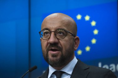 AB Komisyonu Başkanı Ursula von der Leyen ve AB Konseyi Başkanı Charles Michel, Çin Cumhurbaşkanı Xi Jinping ile 14 Eylül 2020 'de Brüksel, Belçika' da yaptıkları zirve sonrasında basın toplantısı düzenlediler..