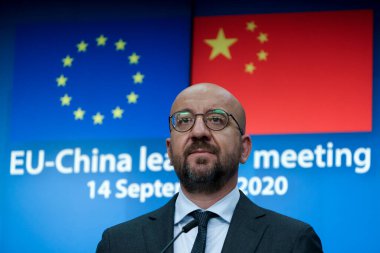 AB Komisyonu Başkanı Ursula von der Leyen ve AB Konseyi Başkanı Charles Michel, Çin Cumhurbaşkanı Xi Jinping ile 14 Eylül 2020 'de Brüksel, Belçika' da yaptıkları zirve sonrasında basın toplantısı düzenlediler..