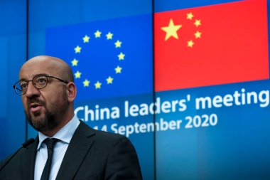 AB Komisyonu Başkanı Ursula von der Leyen ve AB Konseyi Başkanı Charles Michel, Çin Cumhurbaşkanı Xi Jinping ile 14 Eylül 2020 'de Brüksel, Belçika' da yaptıkları zirve sonrasında basın toplantısı düzenlediler..