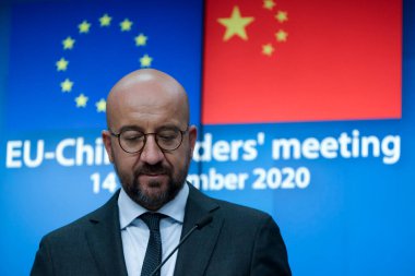 AB Komisyonu Başkanı Ursula von der Leyen ve AB Konseyi Başkanı Charles Michel, Çin Cumhurbaşkanı Xi Jinping ile 14 Eylül 2020 'de Brüksel, Belçika' da yaptıkları zirve sonrasında basın toplantısı düzenlediler..