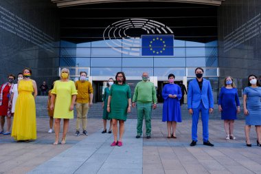 Brüksel, Belçika. 15 Eylül 2020. Avrupa Parlamentosu üyeleri ve LGBT destekçileri, genel kurul toplantısında Polonya LGBTQ toplumuna verdikleri desteği gösterdiler..