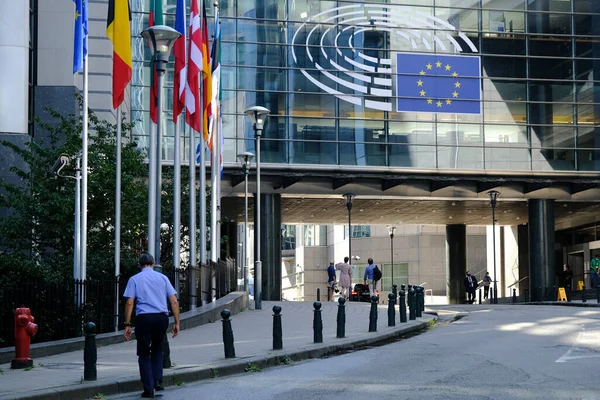 比利时布鲁塞尔 2020年9月15日 戴防护面罩的行人 走出欧盟议会 — 图库照片