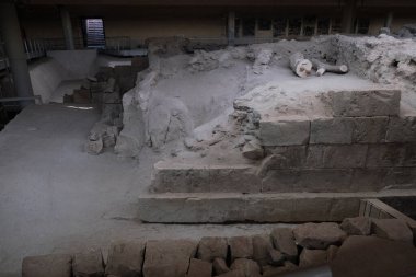 Ziyaretçiler, tarih öncesi Akrotiri kentinde MÖ 1500 yılına kadar yaşamış olan ve yıkıcı bir patlamanın her şeyi yok ettiği bir geziye çıkıyorlar. Santorini, Yunanistan, 17 Ağustos 2020