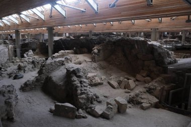 Ziyaretçiler, tarih öncesi Akrotiri kentinde MÖ 1500 yılına kadar yaşamış olan ve yıkıcı bir patlamanın her şeyi yok ettiği bir geziye çıkıyorlar. Santorini, Yunanistan, 17 Ağustos 2020