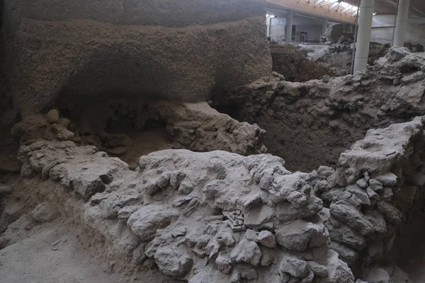Návštěvníci Podniknou Prohlídku Prehistorického Města Akrotiri Které Bylo Obydleno Neolitického — Stock fotografie