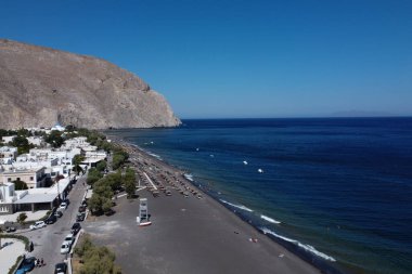 13 Ağustos 2020 'de Yunanistan' ın Santorini adasındaki Perissa plajının havadan görünüşü.