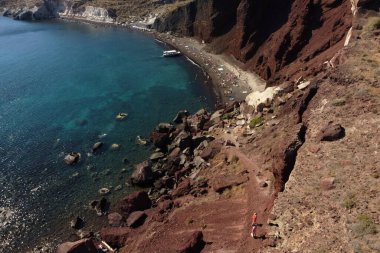 14 Ağustos 2020 'de Yunanistan' ın Santorini adasındaki Kızıl Kumsal manzarası