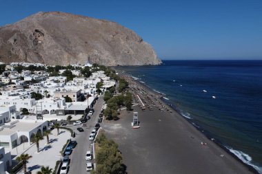 13 Ağustos 2020 'de Yunanistan' ın Santorini adasındaki Perissa plajının havadan görünüşü.